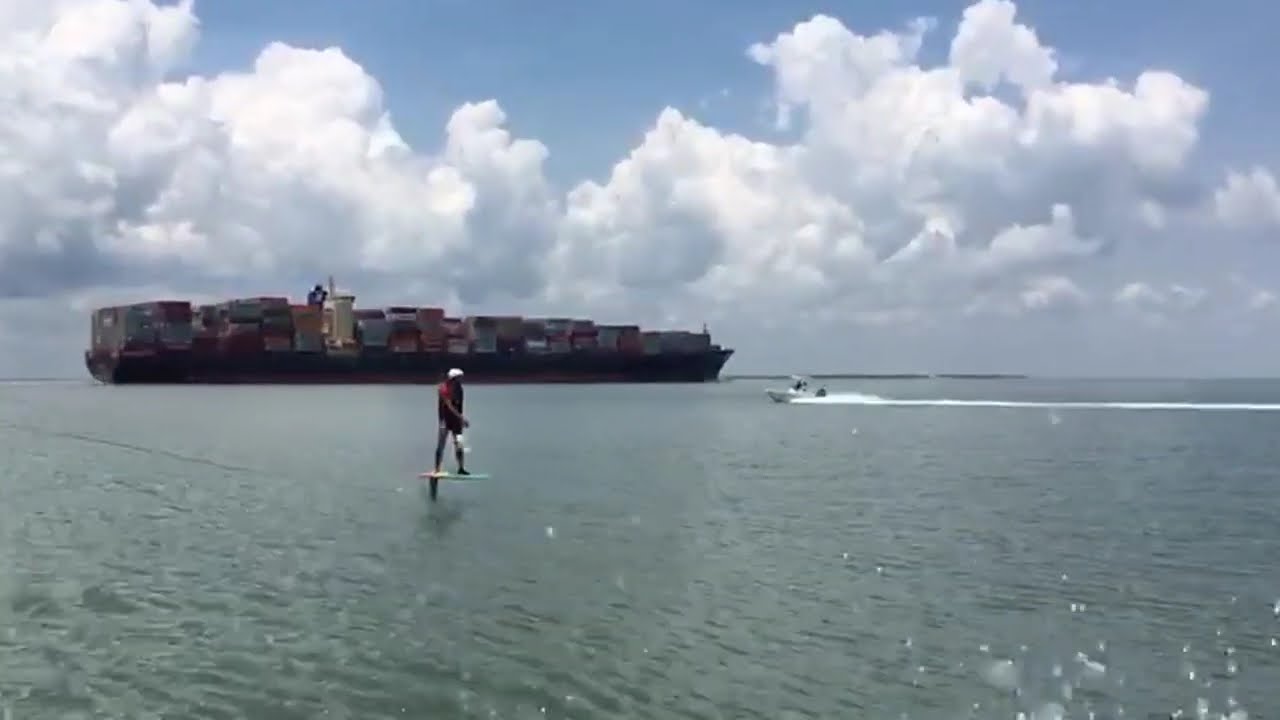 Tanker foiling with Dolphin