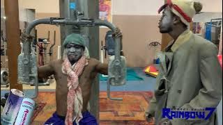 Le Fou Woroli et son fils Khassa en sport le corps du vieux est déplacé