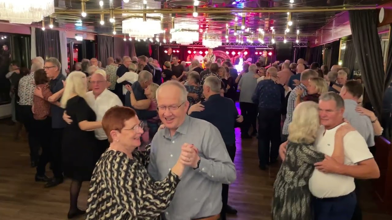 Främling med Streaplers på  Gustaf Fröding Hotell Karlstad 24.11.23 Dansnytt Sonja Irene