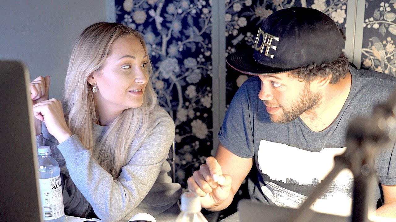 RILEY LÄXAR UPP JOHANNA