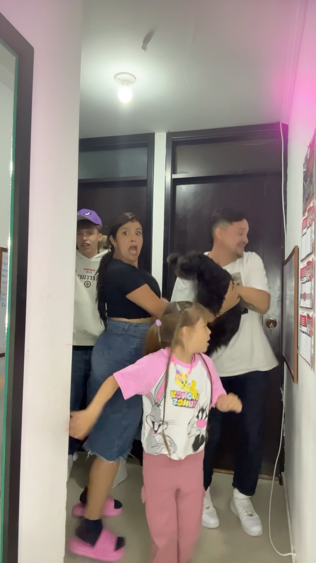 OLVIDAMOS A LA NIÑA ?#humor #cosasdefamilia #comedia #shortviral #youtubeshorts