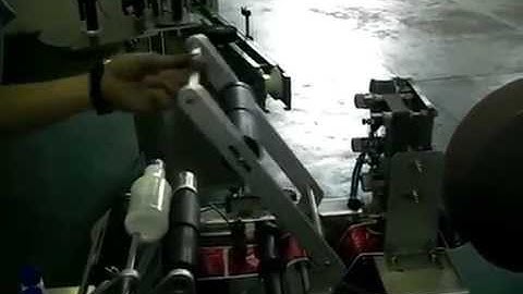 manual label applicator machine working video for round PET bottle semi automatic labeling machinery