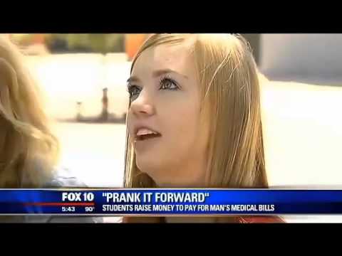 high-school-seniors-prank-it-forward,-give-waiter-510-tip
