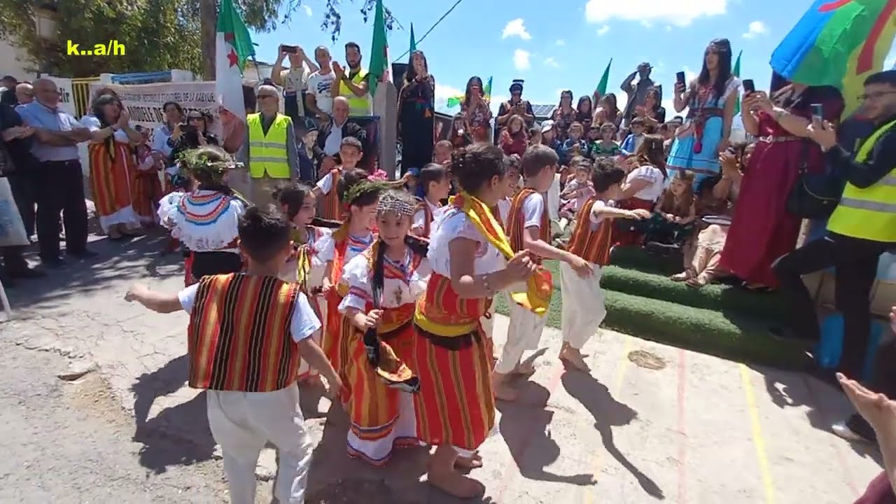 Danse Kabyle , Magnifique Chorale De Village Ait Lahcene à Beni Yenni à Tizi Ouzo