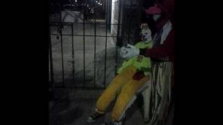 Foxi y payaso  dando calaverita