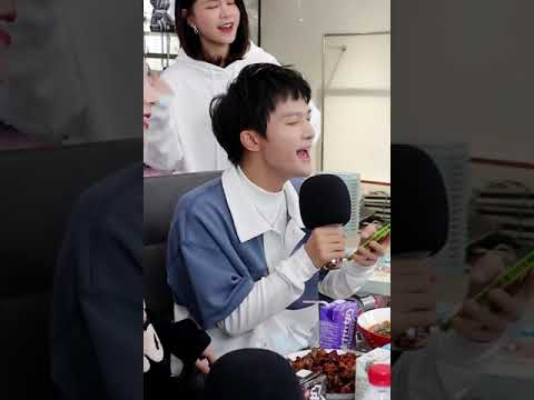 20201105 周深Charlie Zhou Shen 做客薇娅直播间演唱《偏爱》片段现场侧拍
