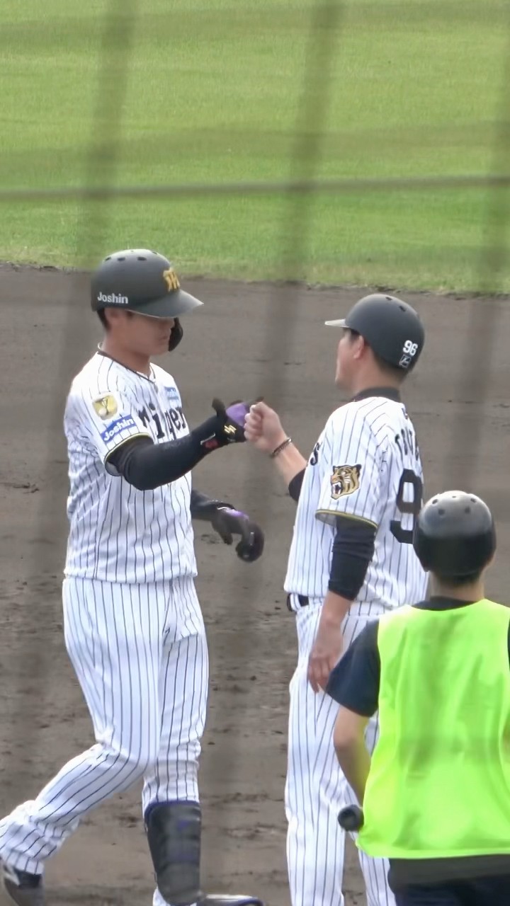 野手転向の西純矢がヒットを放つ！！ - YouTube
