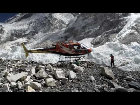 Messner al campo base con Txicon