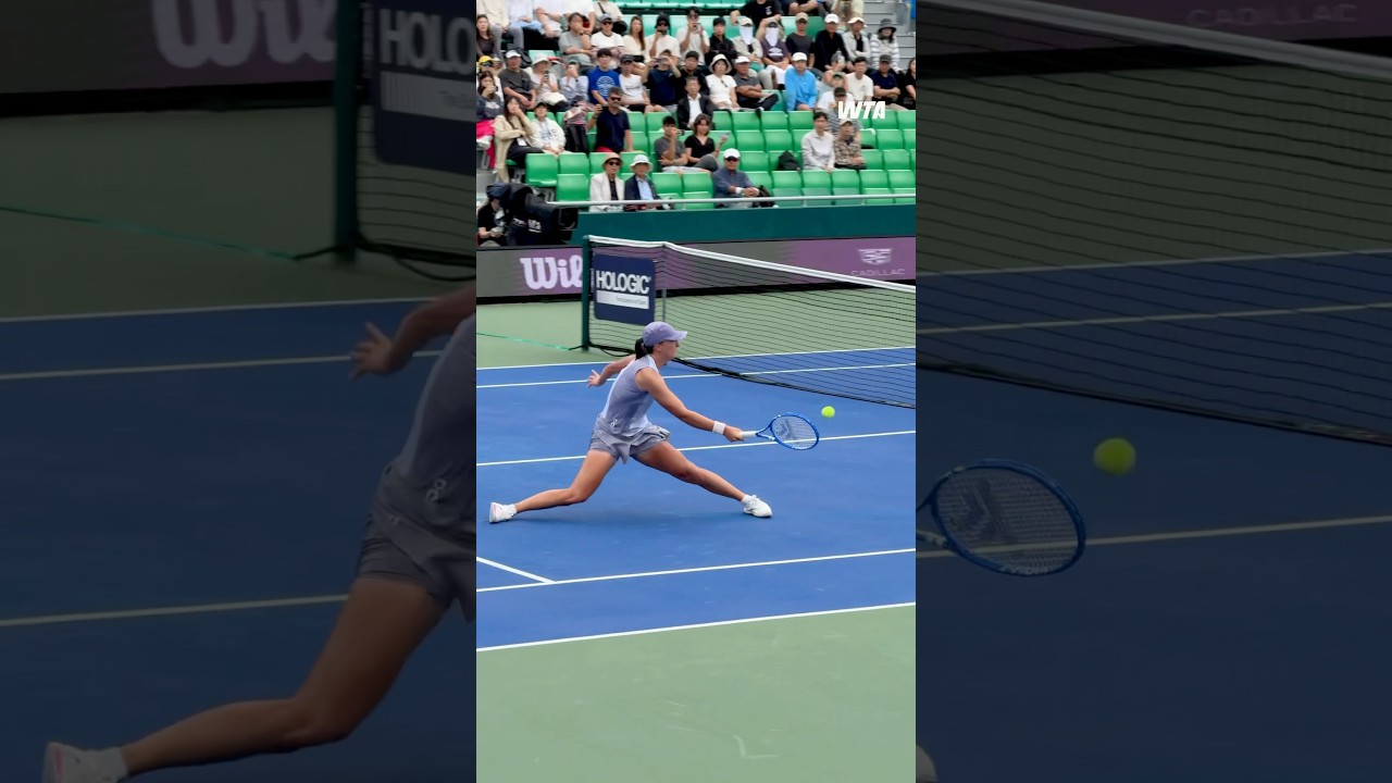 This drop shot match point 🤯 Swiatek books her spot in the semifinals in Seoul 