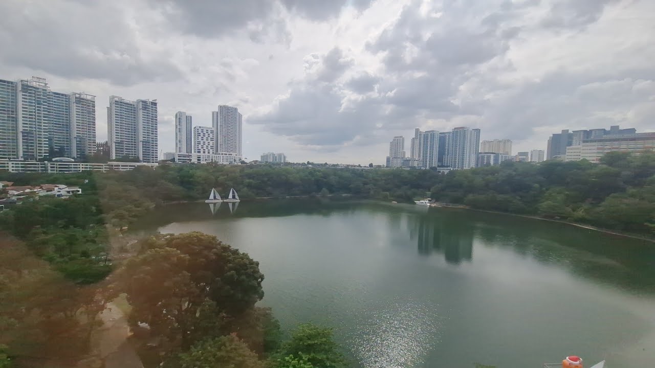 Лифт Hitachi в торговом центре Sunway Square в Субанге, штат Селангор, Малайзия (к озеру South Qu...