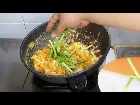 ปลาหมึกผัดไข่เค็มเเท้ๆ สูตรภัตตาคาร สอนทำน้ำซอสไข่เค็ม วิธีผัดปลาหมึกไม่ให้คาว ▏Youtube - 29.10.62