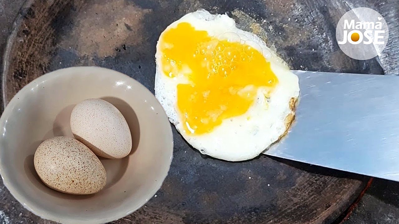 Como Cocinar Huevos De Guajolote En Comal De Barro Con Tortillas De Maíz Y Salsa Molcajeteada