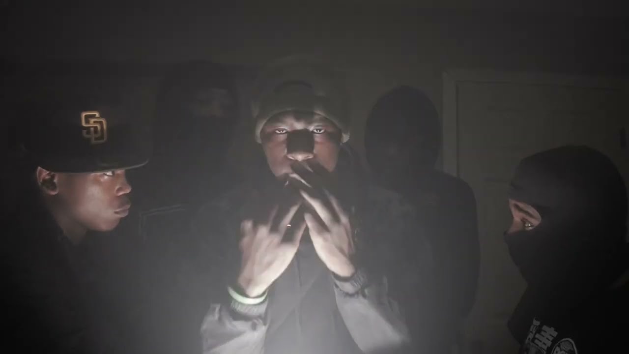 Snukkie - Paranoia (Official Music Video) auf YouTube ansehen Snukkie - Paranoia (Official Music Video) auf YouTube ansehen