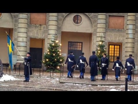 Видео: Смена караула в Стокгольме, Швеция