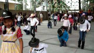 Dança das terceiras séries da escola E.E.Prof Ceciliano José Ennes.