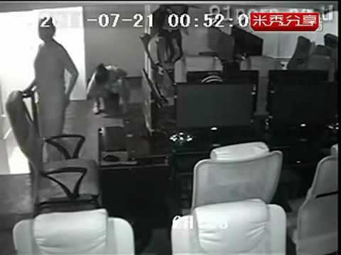 Video 72 haivl giải trí Gái vào quán nét ăn trộm rồi ngồi... - youtube