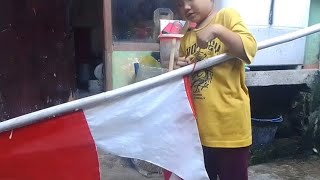 memasang bendera umbul umbul ala bocil