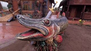 лавочка  на  даче.  скульптура щуки.