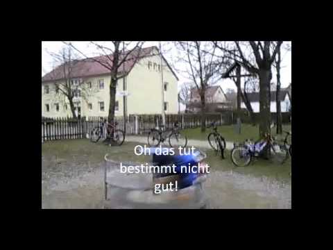 Kind klemmt sich die Eier ein