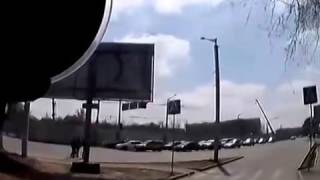 Алматы. Пешеходы  ломанулись  через дорогу в неположенном месте 20140423 1410