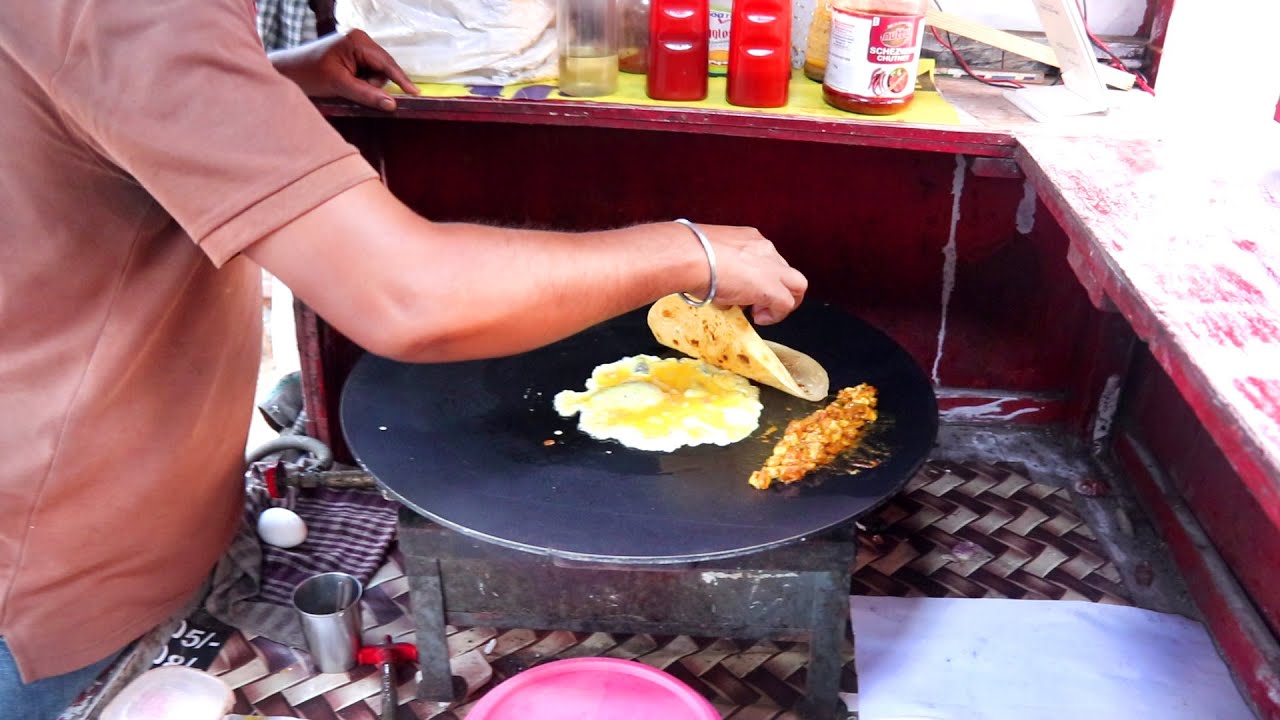 Raja Bhai Selling Egg Chicken Roll For 70 Rs | Road Side Cheapest Non Veg. Meal | Indian Street Food | Street Food Fantasy