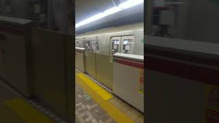 都営地下鉄大江戸線（東京都交通局12-100形電車）牛込神楽坂駅を発車。23夏。Toei Ōedo Line Ushigome-kagurazaka Station Tokyo JAPAN TRAIN