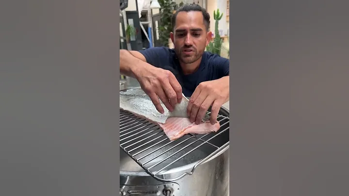 Easiest way to remove fish skin 😲 - DayDayNews