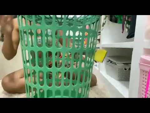 limpando o cesto de roupa