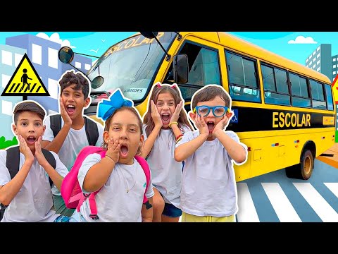 Maria Clara Wandinha learns rules of conduct and to be a good friend on the  school bus 