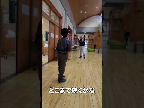 羽根をつく音には邪気を払う力があるんだって！　先生と羽根つきをして遊びました。