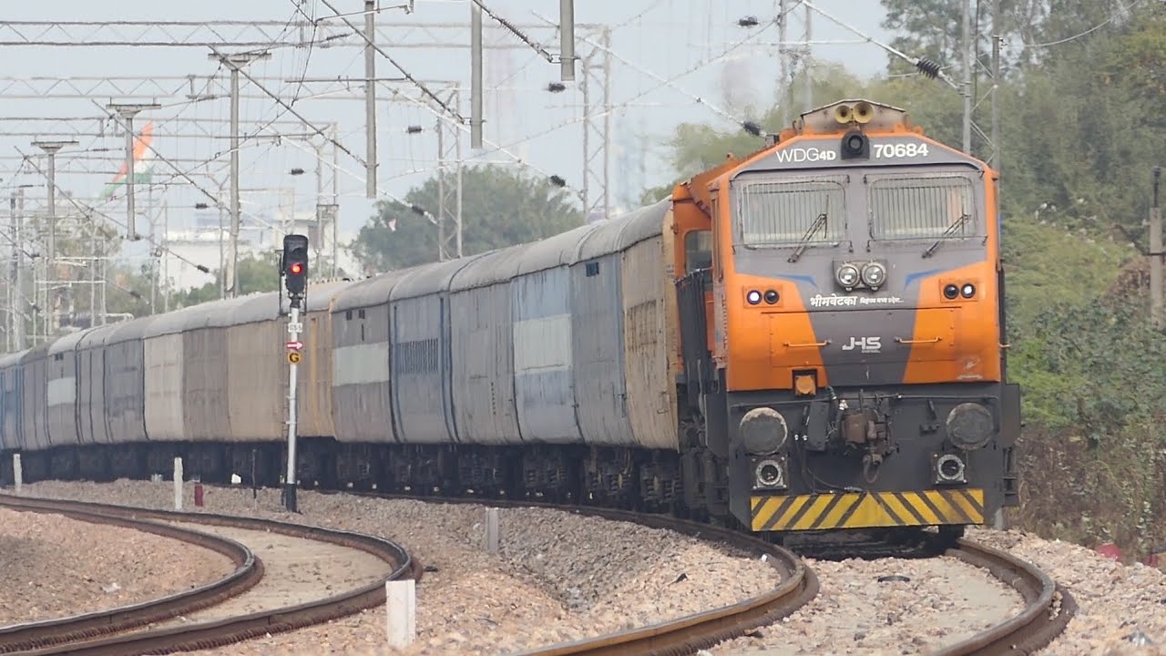 [PART #95] HIGH SPEED Action ! Diesel Vs Electric Goods Freight maalgadi | Indian Railways | NWR 