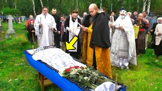 Sacerdote Nota Extraño Detalle Bajo Vestido De Mujer En Ataúd E Inmediatamente ¡Detiene El Funeral!