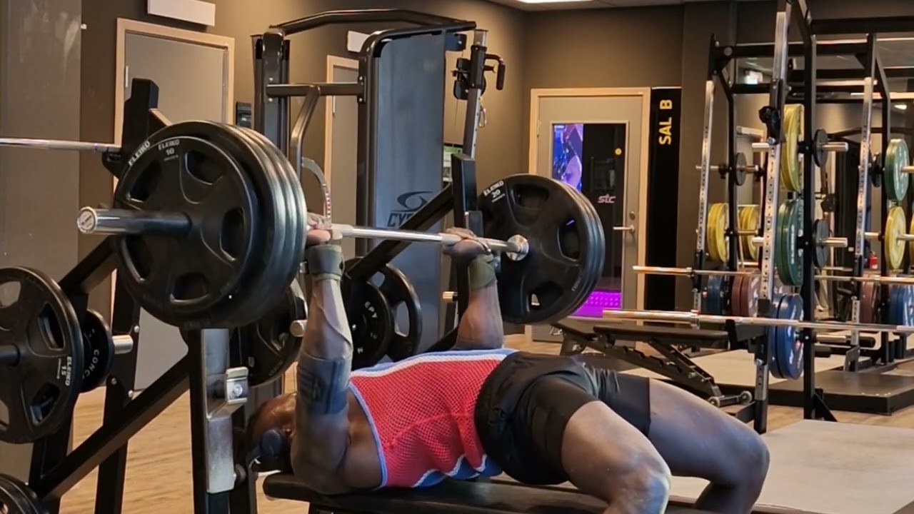 Mustapha Tunkara chestworkout benchpress decline dumbbellpress