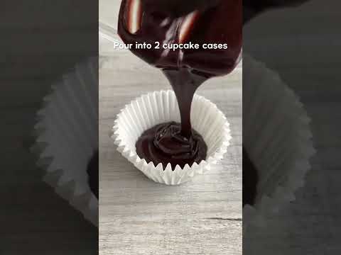 Videó: Cupcake szilikon formában a mikrohullámú sütőben: recept fényképpel