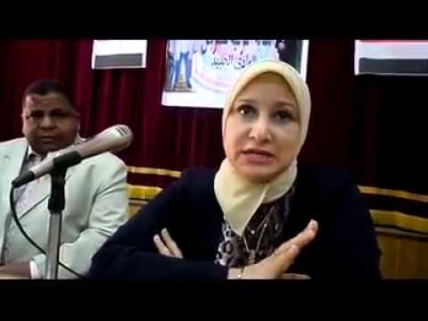 دكتورة كوثر نقيبة التمريض خلال زيارتها للوادى الجديد