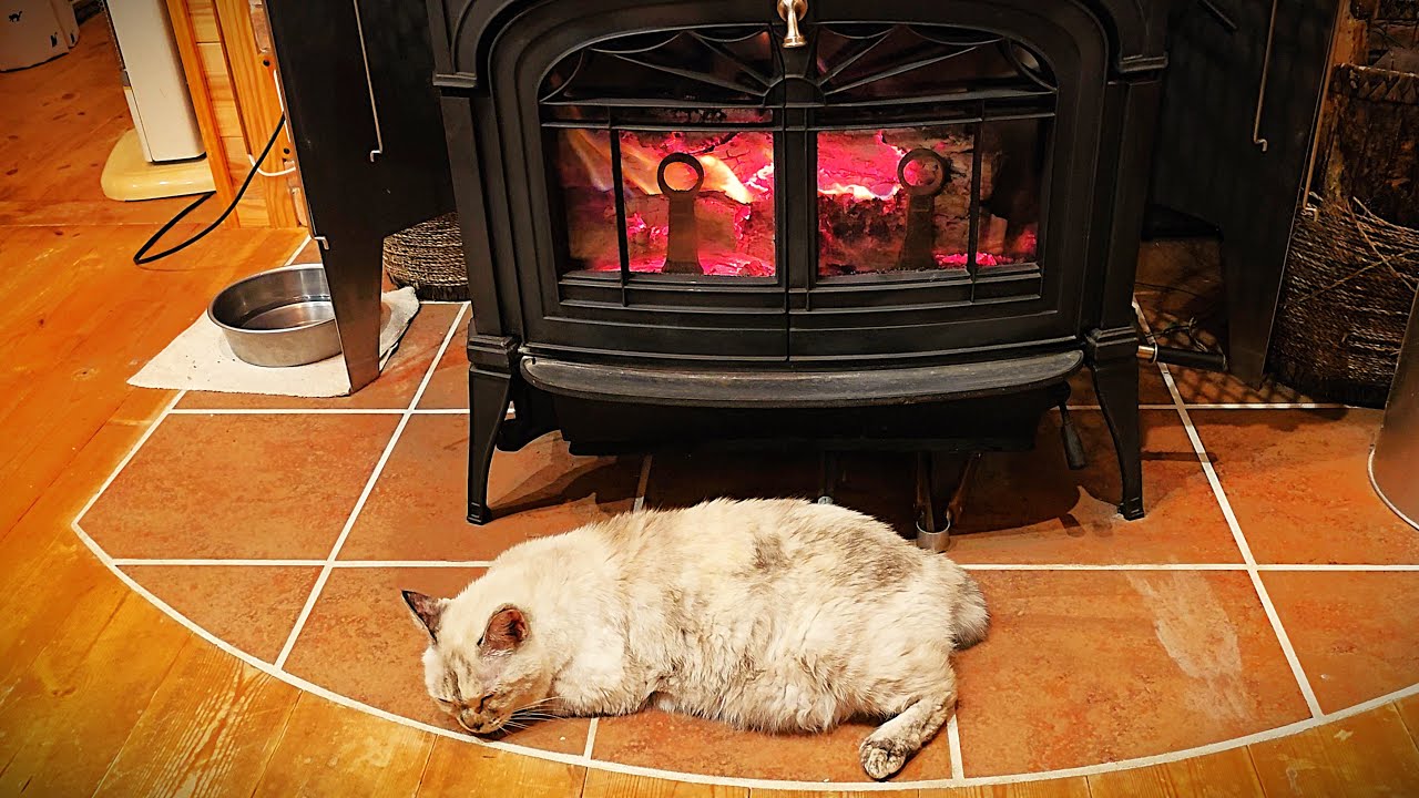 絶景ログハウスの特等席は薪ストーブ前！小豆島流ウォール式着火で生み出す極上の温もり。オリーブの島、小豆島のログハウスでの夫婦の島暮らしの日常。