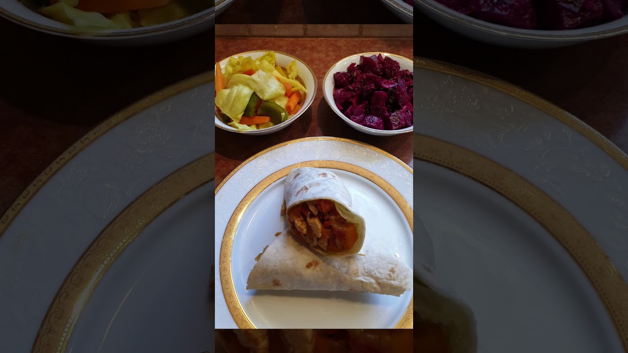 טורטייה ממולאת בחזה עוף מוקפץ עם ירקות