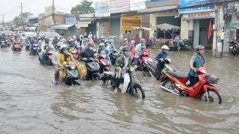 Triều Cường Dâng Cao Đường Sài Gòn Thành Sông, Người Dân Bì Bỏm Lội Nước