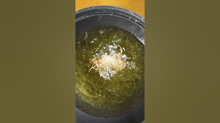 サワガニを油へ。