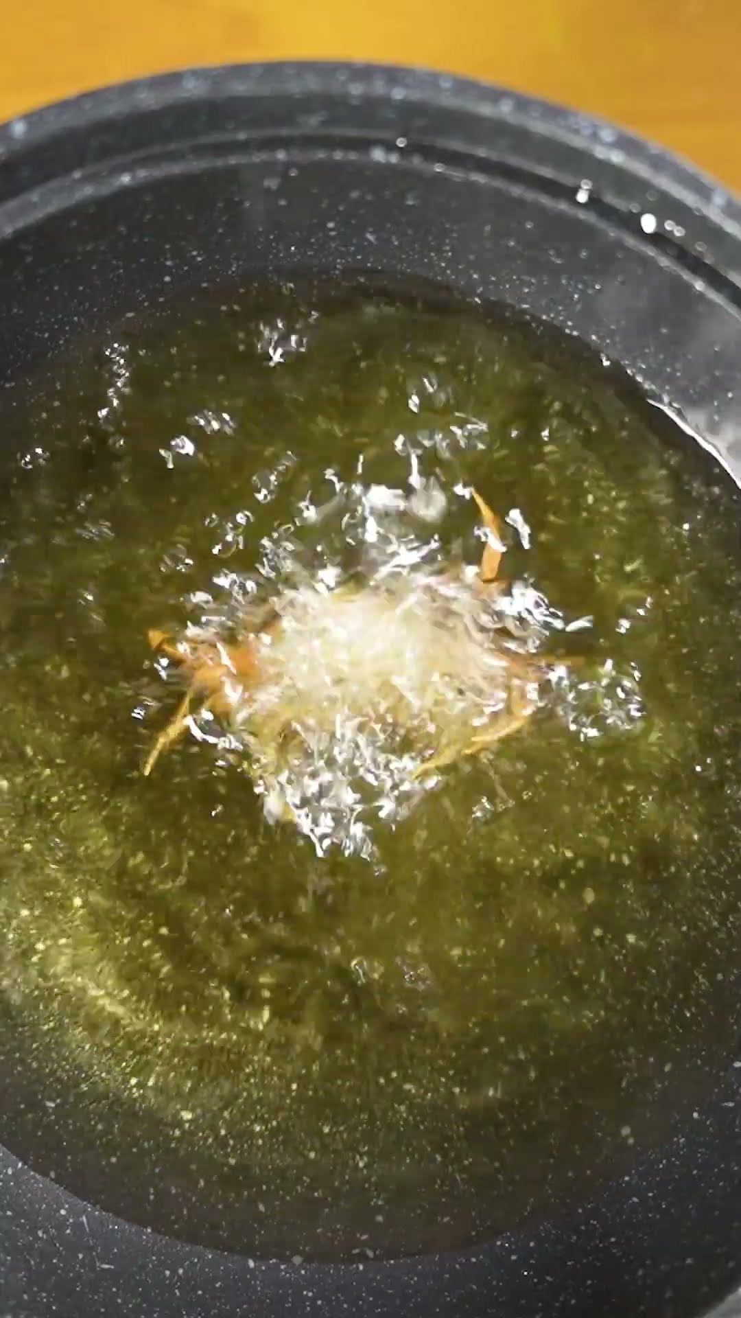 サワガニを油へ。