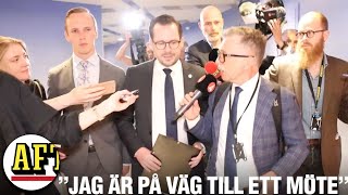 SD:s partisekreterare om trollfabrikerna: "Vi kan prata senare"