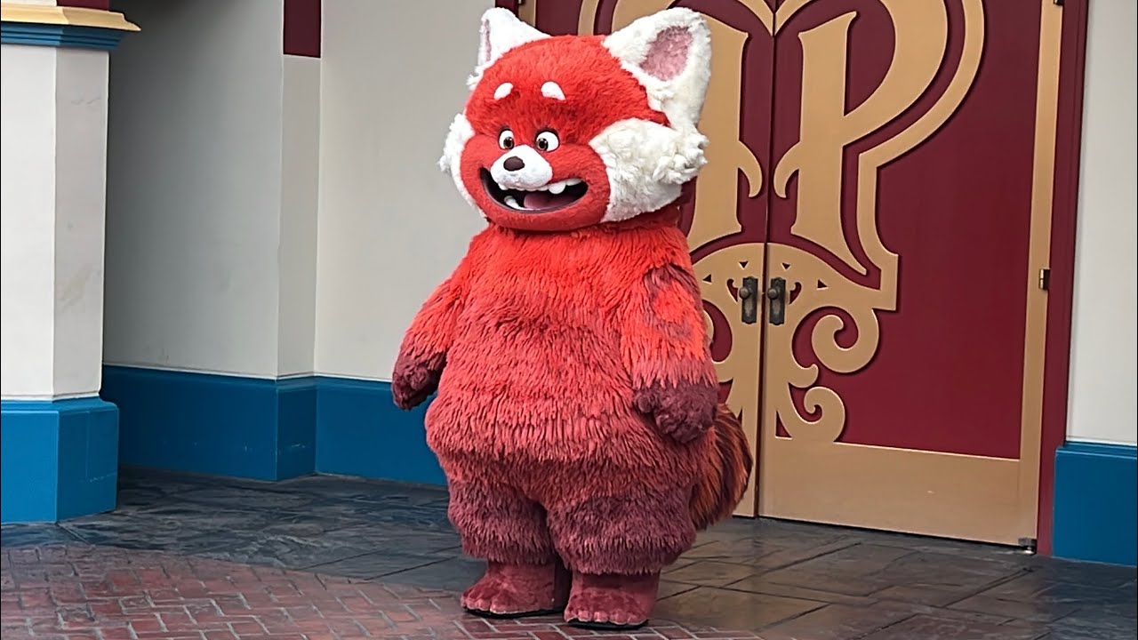 Red Panda Mei Lee Meet and Greet - Turning Red - Lunar New Year 2026 - Disney California Adventure