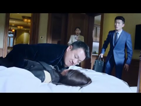 男女共处一室，竟在床上纠缠不休，服务员推开门看傻了眼  🥰 中国电视剧