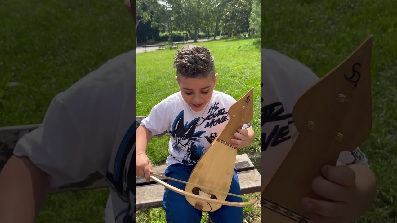 Marco a soli 9 anni suona la lira calabrese