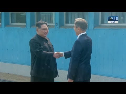 Panmunjom, storica stretta di mano tra Kim Jong-un e Moon Jae-in