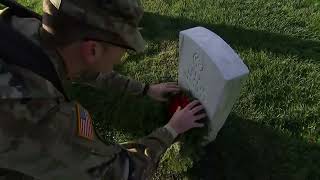 Virginians place wreaths on graves of fallen Vets