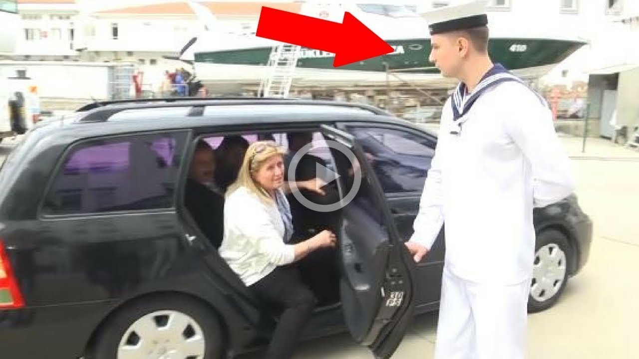 فتح الباب للقائد.. ولكن كانت المفاجأة عندما إكتشف أنها أمه قادمة لزيارته شاهد ماذا فعل !!