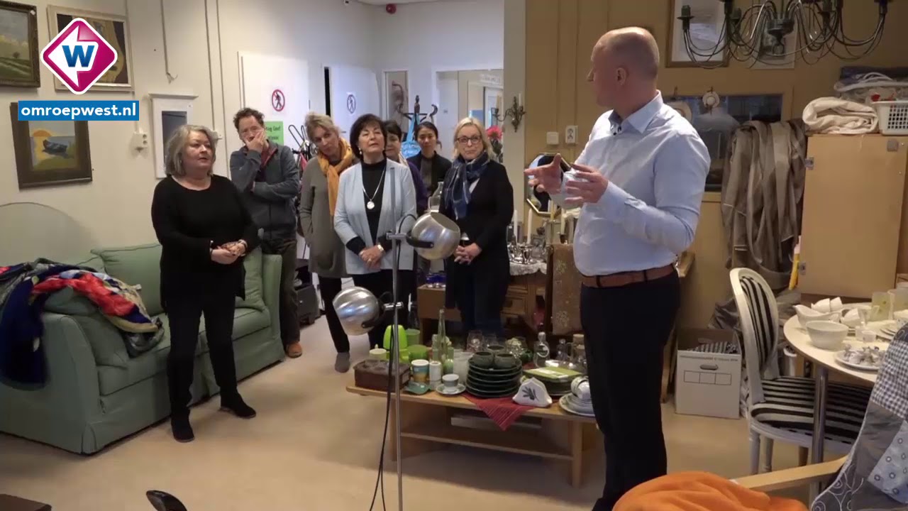 Vrijwilligers van kringloop krijgen les in waardebepaling