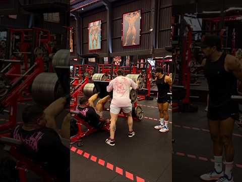 Tirullipa vendo os cara levantar 900 KG no leg express