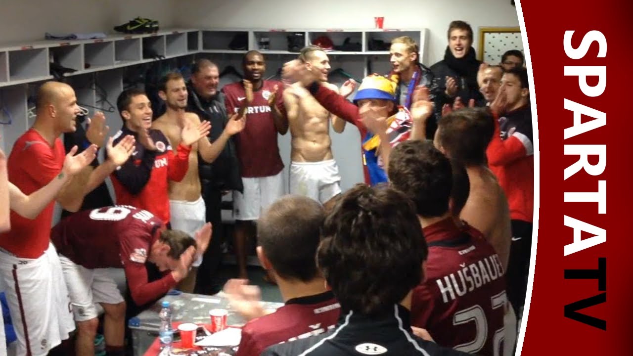 Oslava v kabině po vítězství nad Plzní